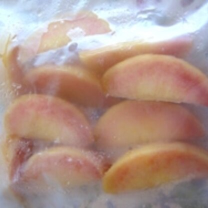 毎日暑いですね(;^_^Ａ ｱｾ
この暑さで桃が完熟し過ぎ傷みそうなので見つけたレシピです♪
冷凍保存方法ありがとうございました♪